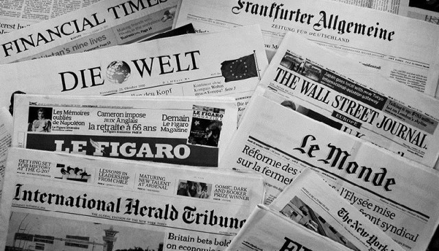 newspapers-bw